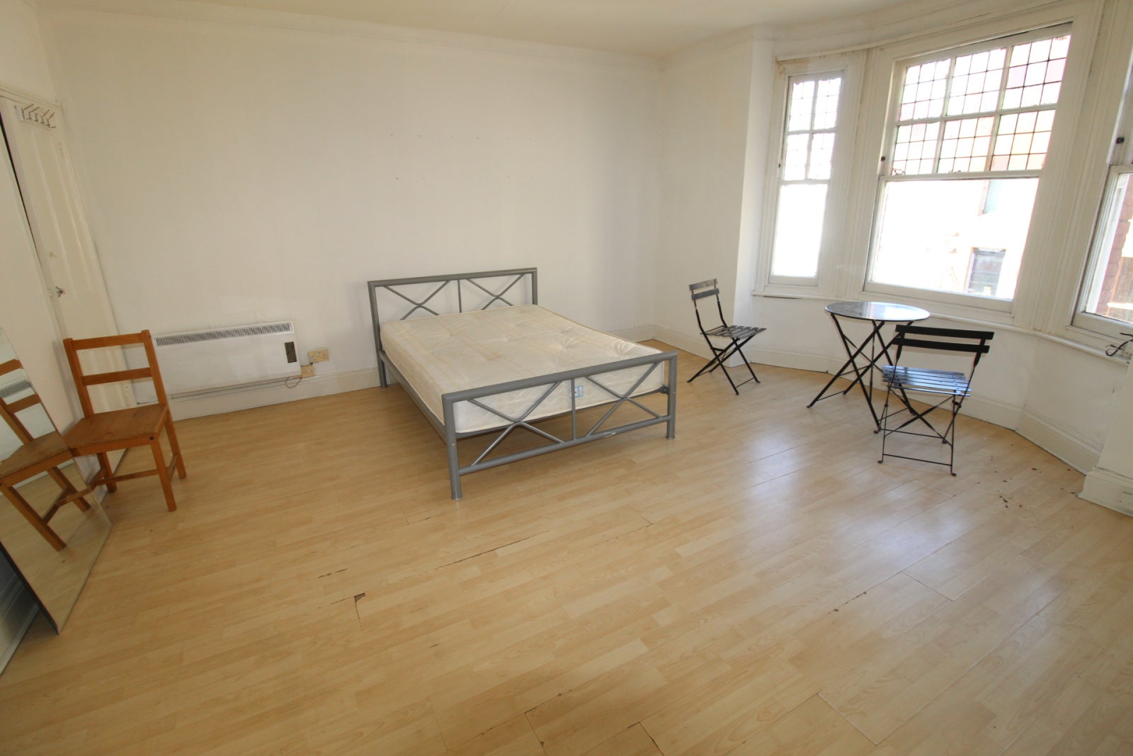 Flat Broadway in Greater London