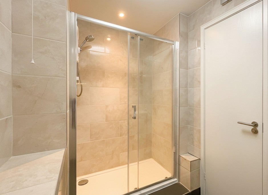 Room Clarkes Drive in Greater London