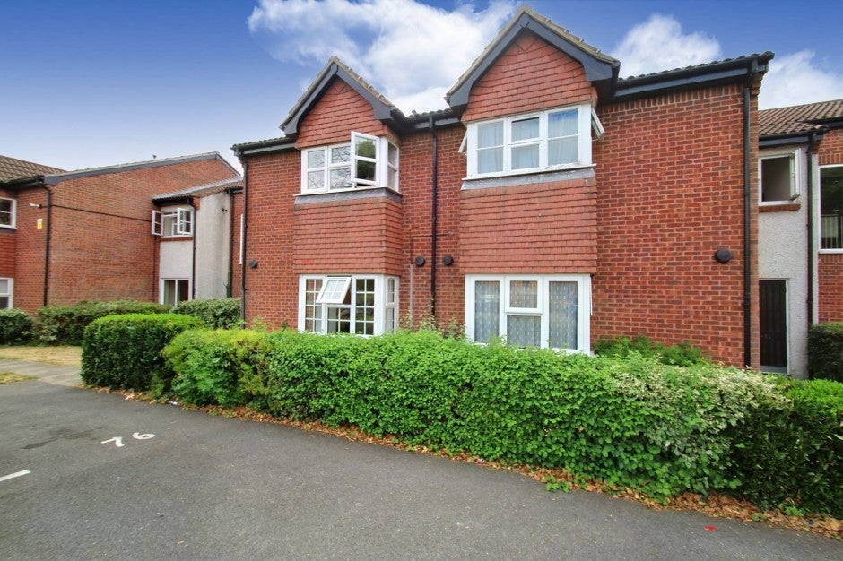 Room Clarkes Drive in Greater London