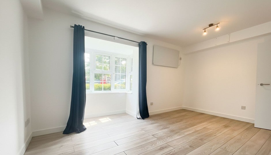 Room Clarkes Drive in Greater London