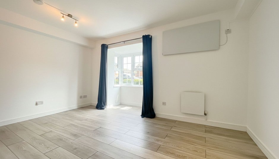 Room Clarkes Drive in Greater London