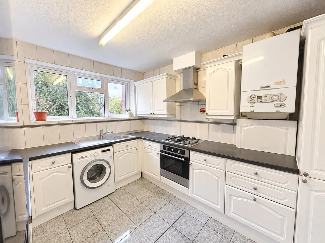 Flat Harrowdene Road in Greater London