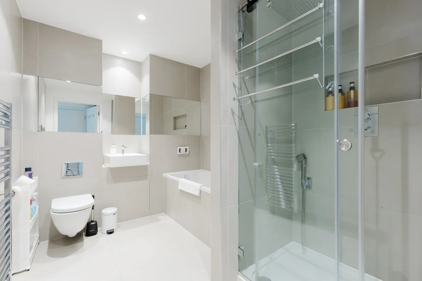 Flat Broomhill Road in Greater London