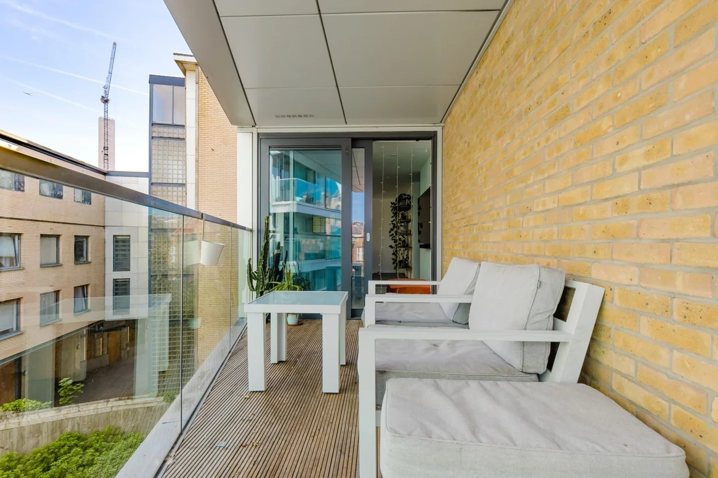 Flat Broomhill Road in Greater London