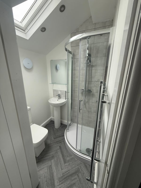 Room Wendover road in Trafford