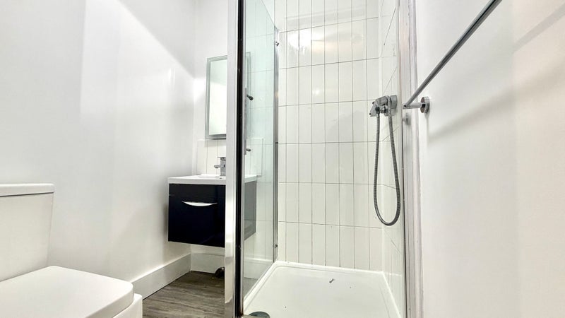Room Gunnersbury Lane in Greater London