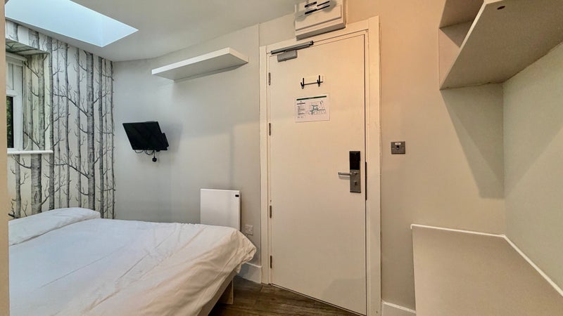 Room Gunnersbury Lane in Greater London