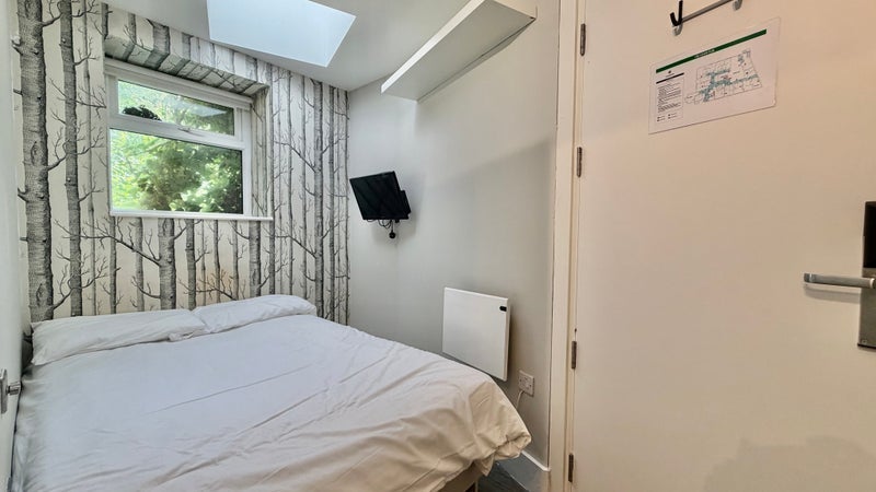 Room Gunnersbury Lane in Greater London
