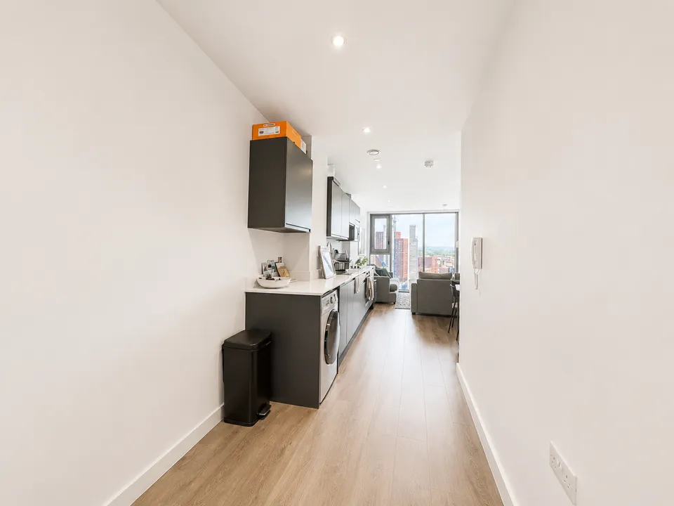Flat Trinity Way in Salford