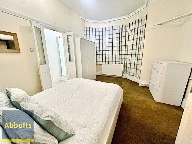 Room King George V Avenue in King's Lynn and West Norfolk