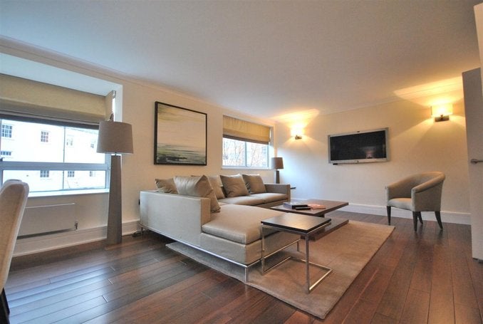 Flat Kinnerton Street in London