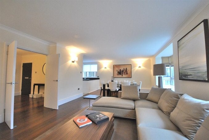 Flat Kinnerton Street in London