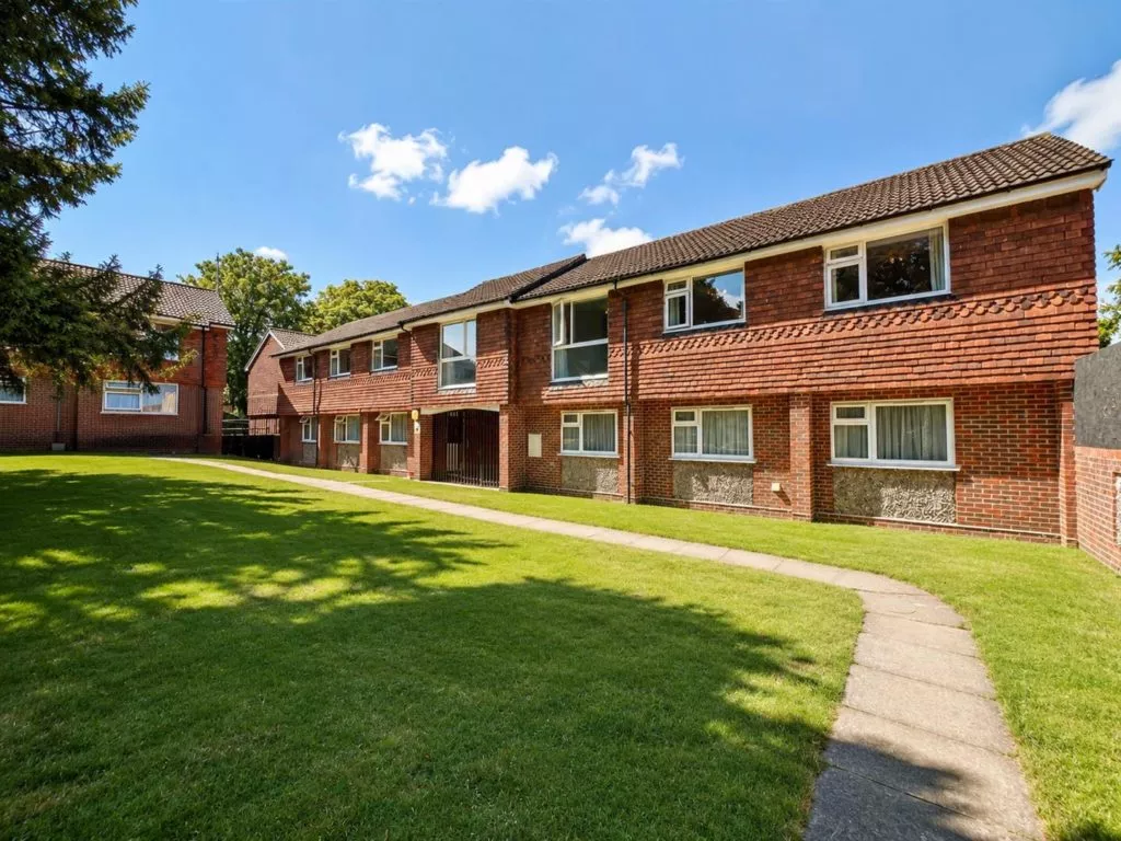 Flat Guildford Road in Mole Valley