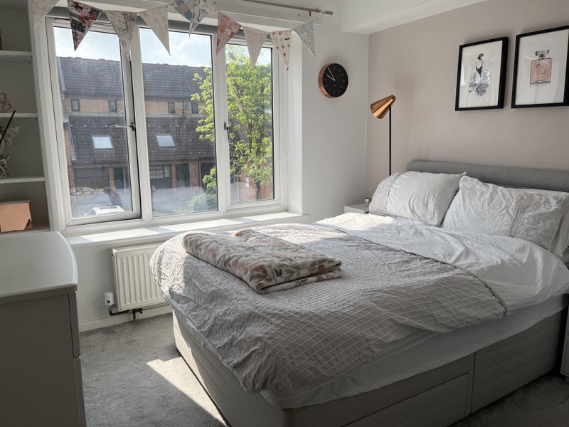 Room Amsterdam Road in Greater London