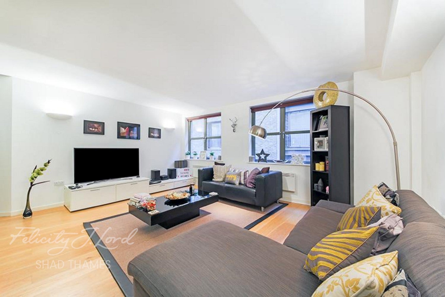 Flat Clink Street in Greater London