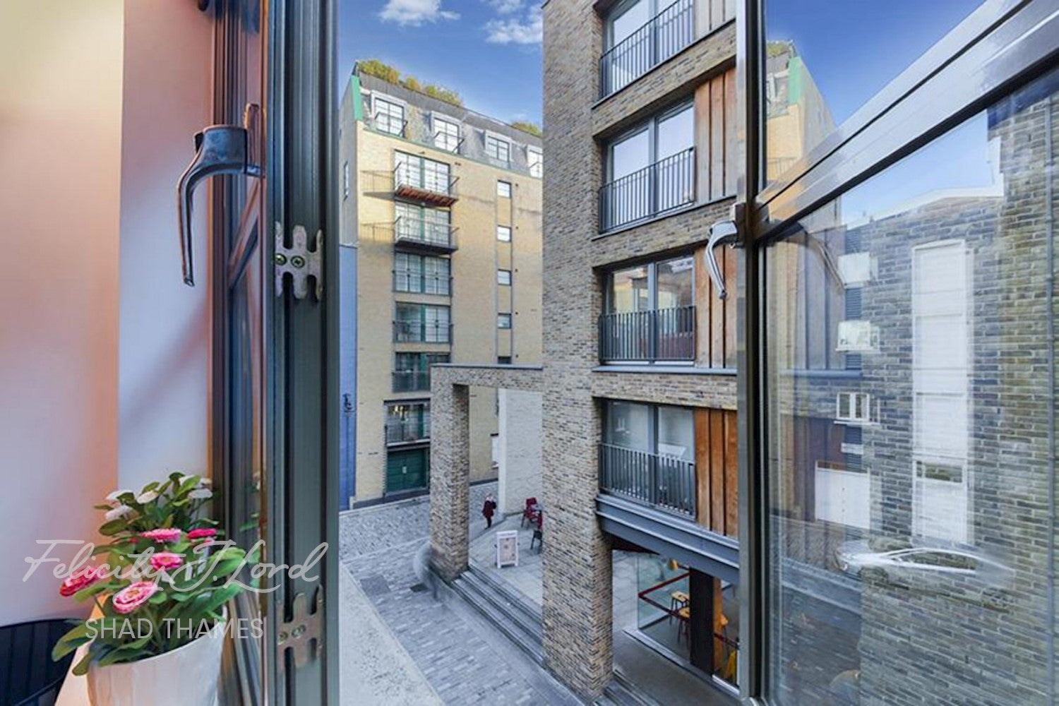 Flat Clink Street in Greater London