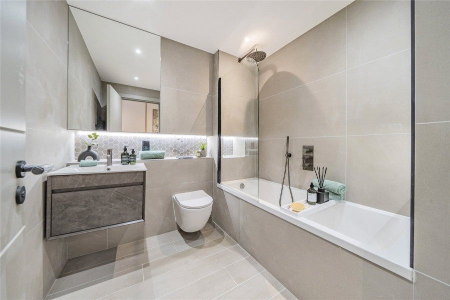 Flat Rosemount Avenue in Woking