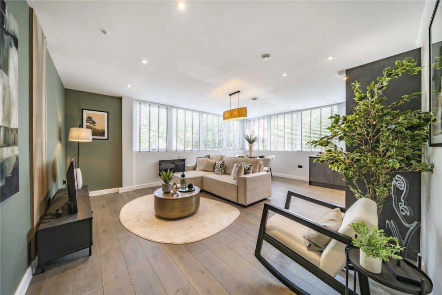 Flat Rosemount Avenue in Woking