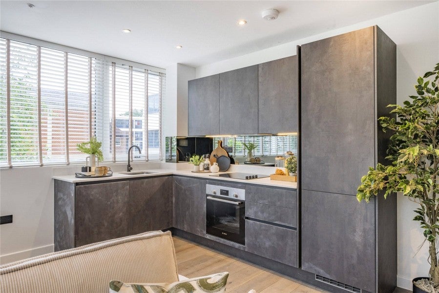 Flat Rosemount Avenue in Woking