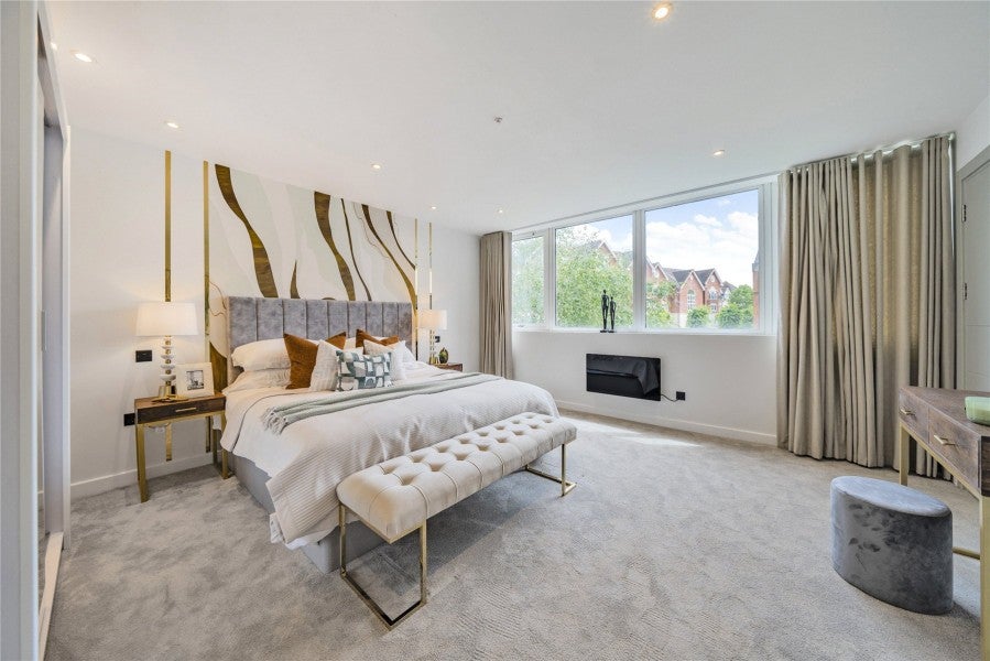Flat Rosemount Avenue in Woking