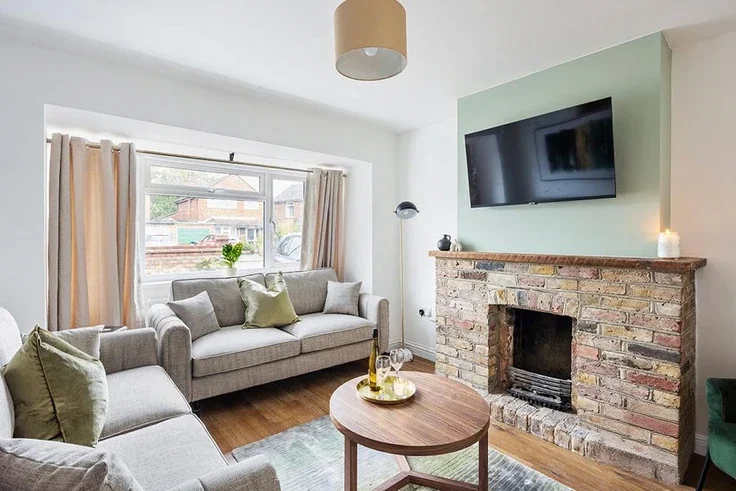 House Five Oaks Close in Woking
