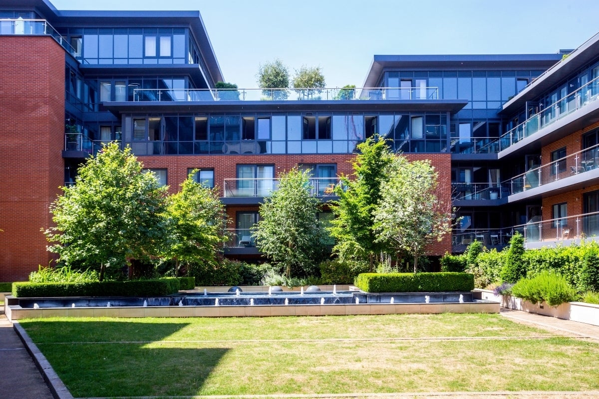 Flat Chartfield Avenue in Greater London