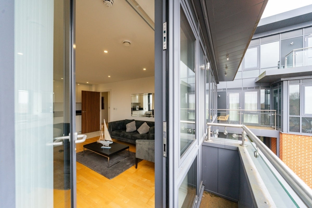 Flat Chartfield Avenue in Greater London