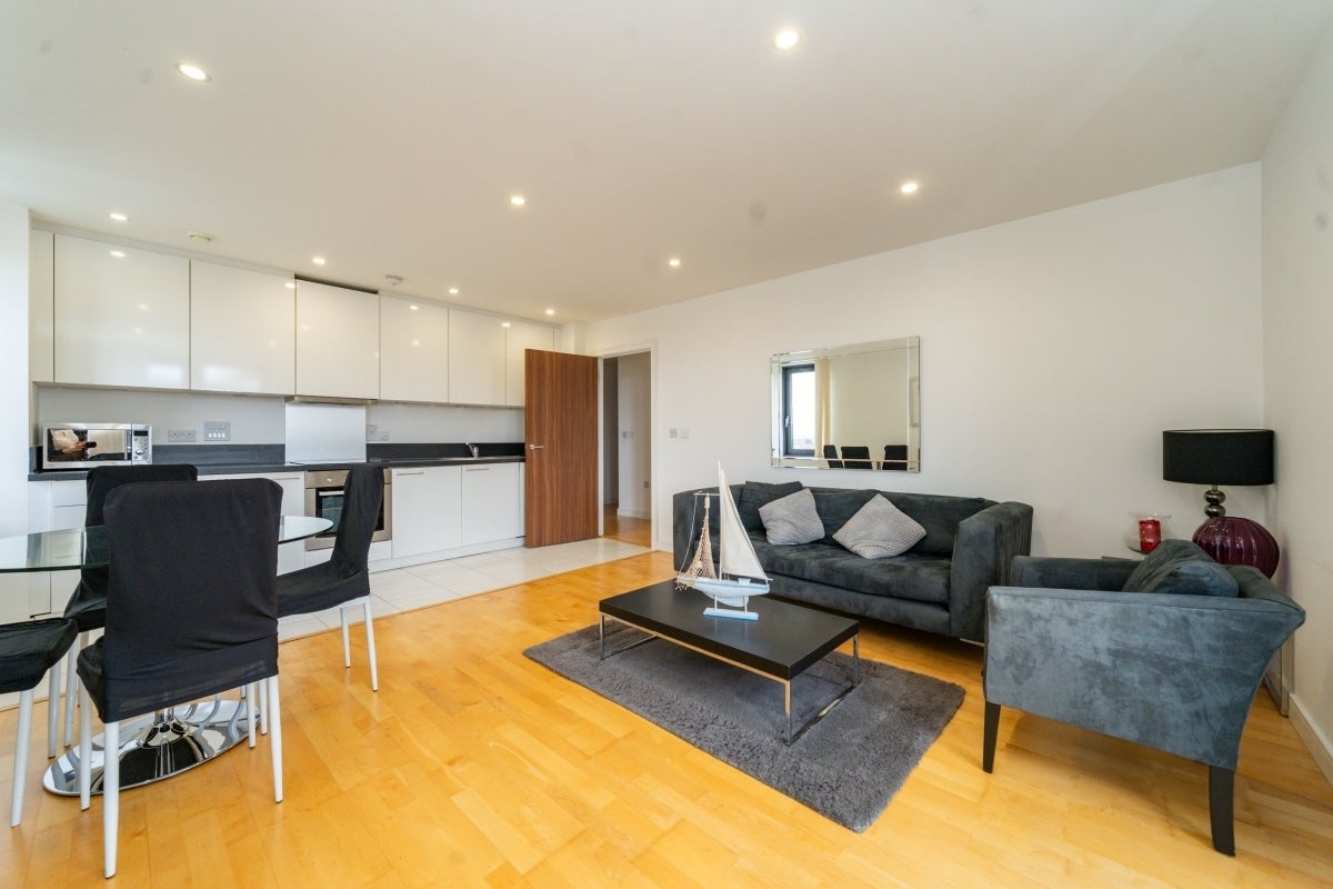 Flat Chartfield Avenue in Greater London