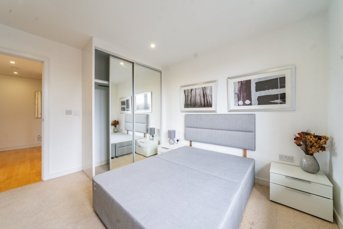 Flat Chartfield Avenue in Greater London
