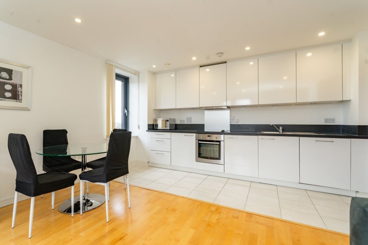 Flat Chartfield Avenue in Greater London