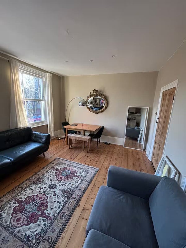 Room Lausanne Road in Greater London