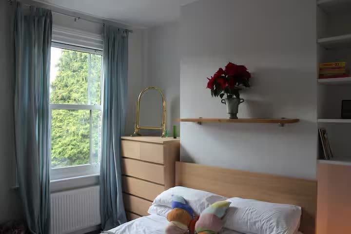 Room Lausanne Road in Greater London