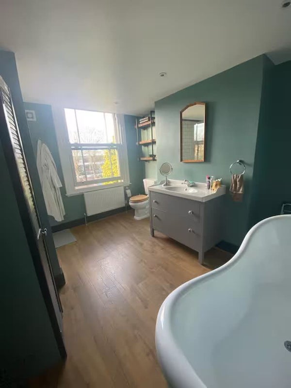 Room Lausanne Road in Greater London