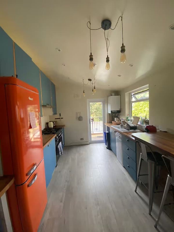 Room Lausanne Road in Greater London