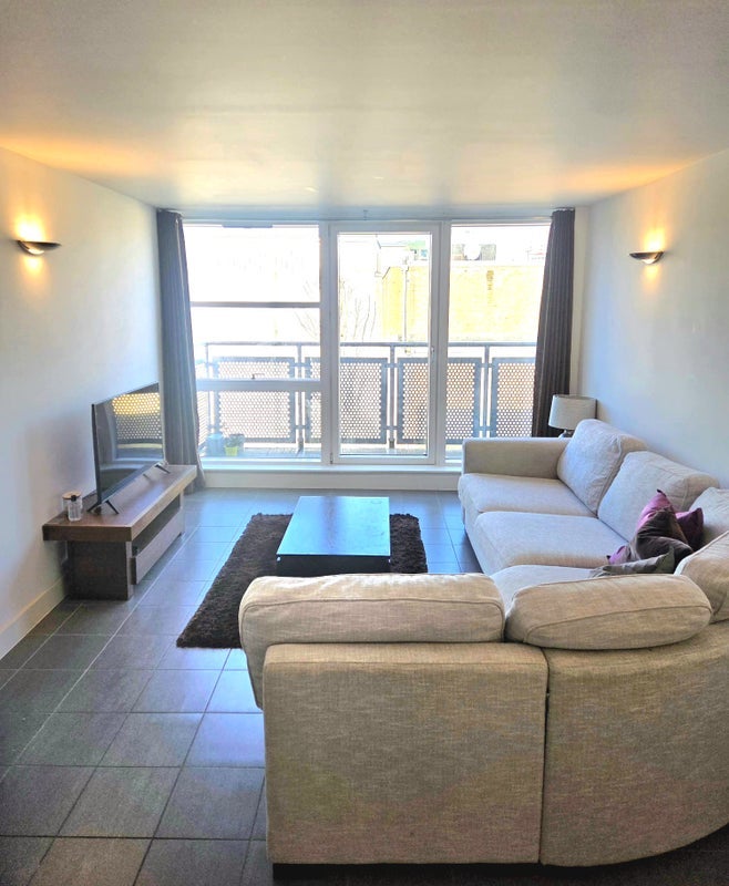 Flat Isaac Way in Greater London