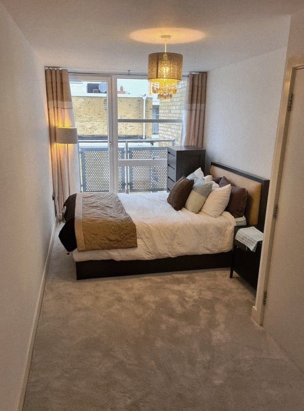 Flat Isaac Way in Greater London