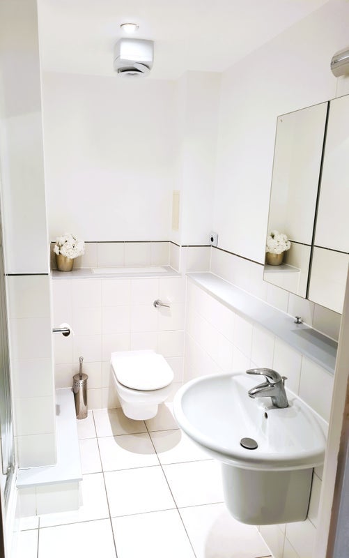 Flat Isaac Way in Greater London