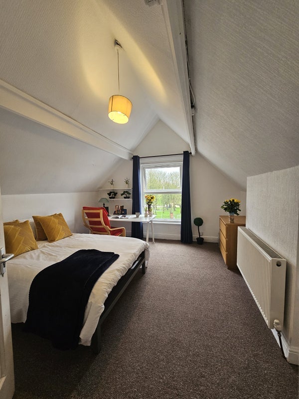 Room Shirley Road in Stoke-on-Trent