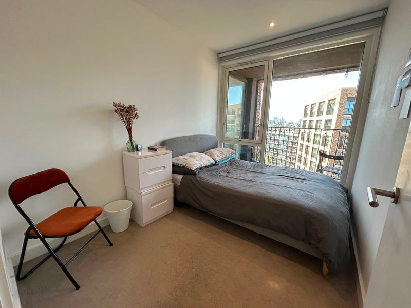 Room Surrey Quays Road in Greater London