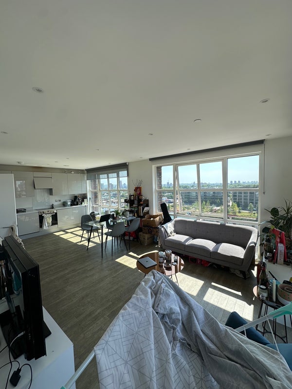 Room Surrey Quays Road in Greater London