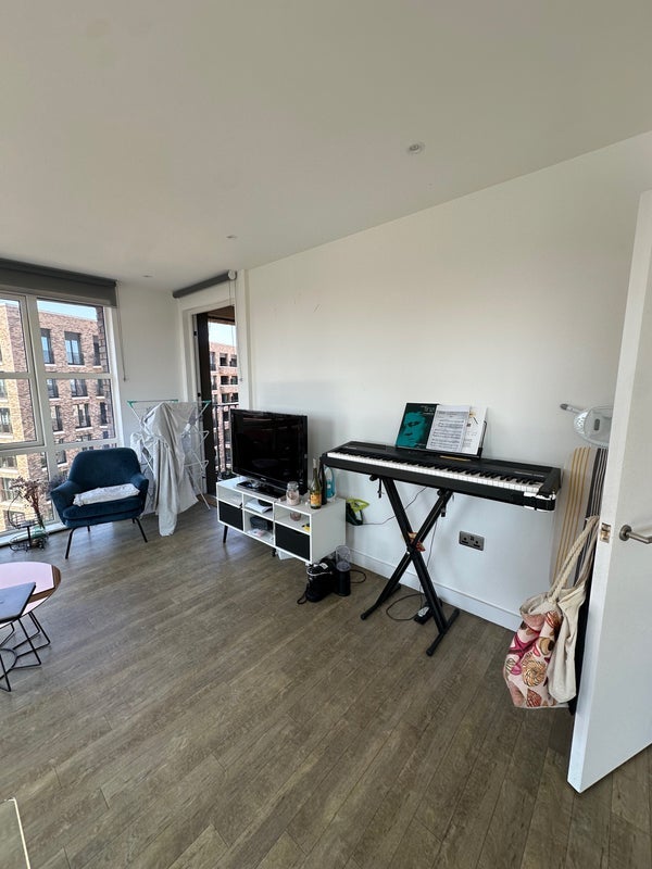 Room Surrey Quays Road in Greater London