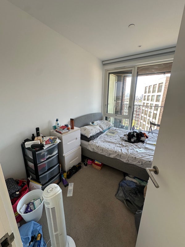Room Surrey Quays Road in Greater London