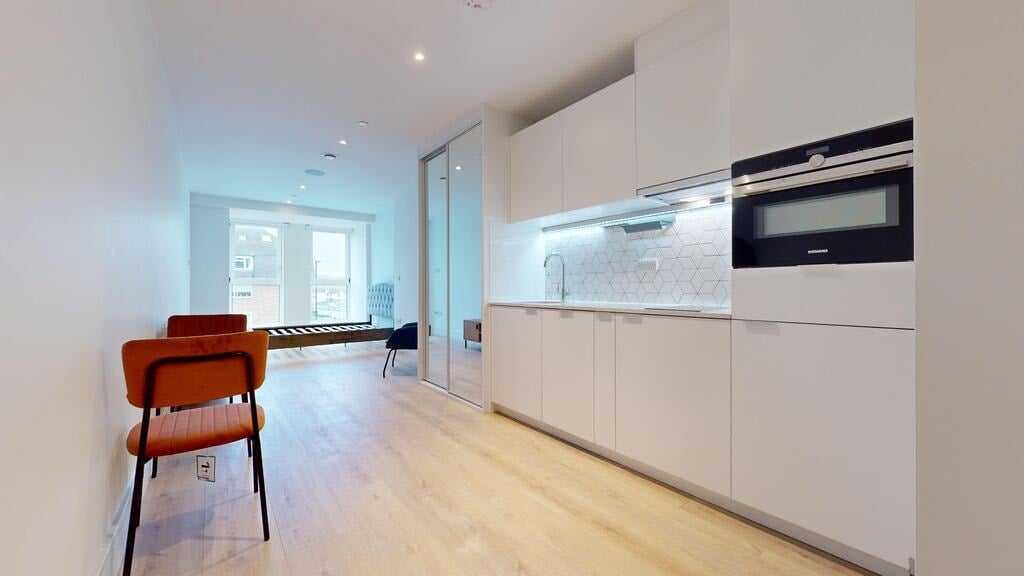 Flat Beverley Way in Greater London