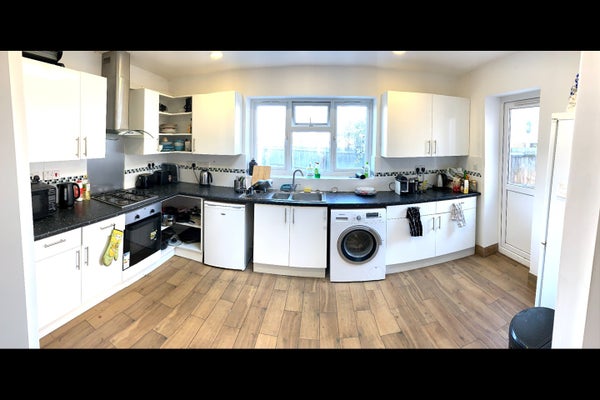 Room Carlisle Avenue in London