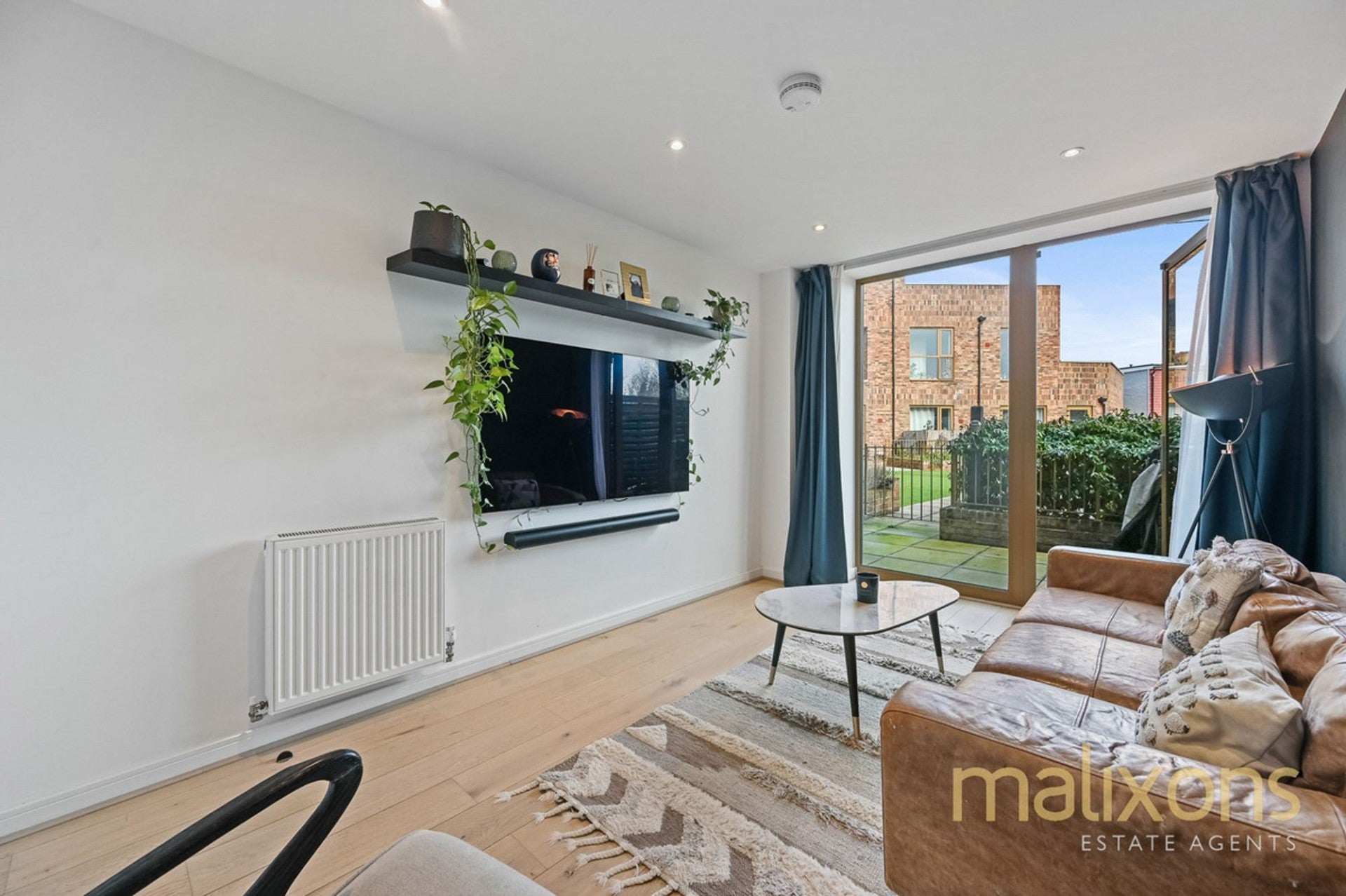 Flat Caithness Road in Greater London