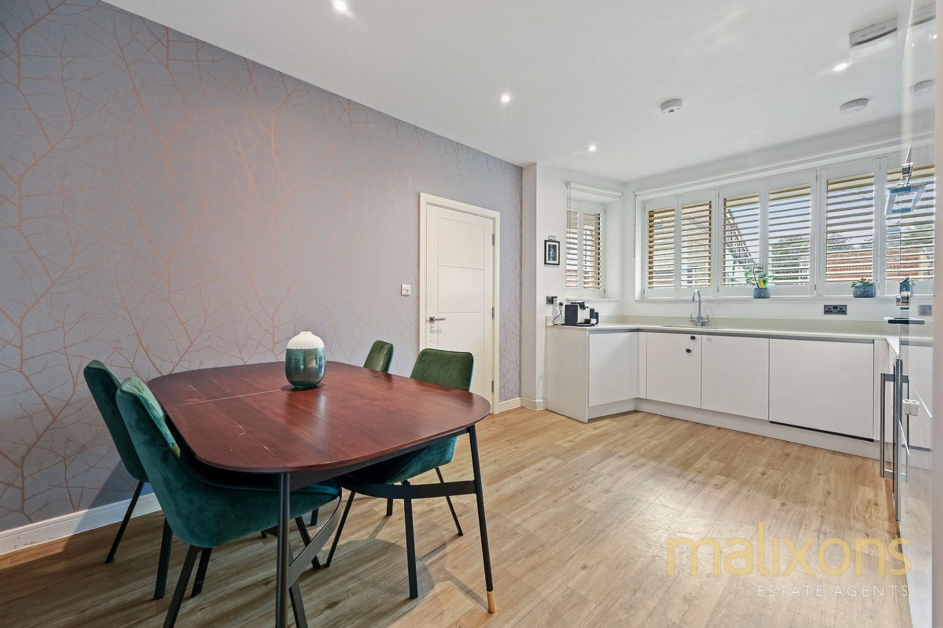 Flat Caithness Road in Greater London