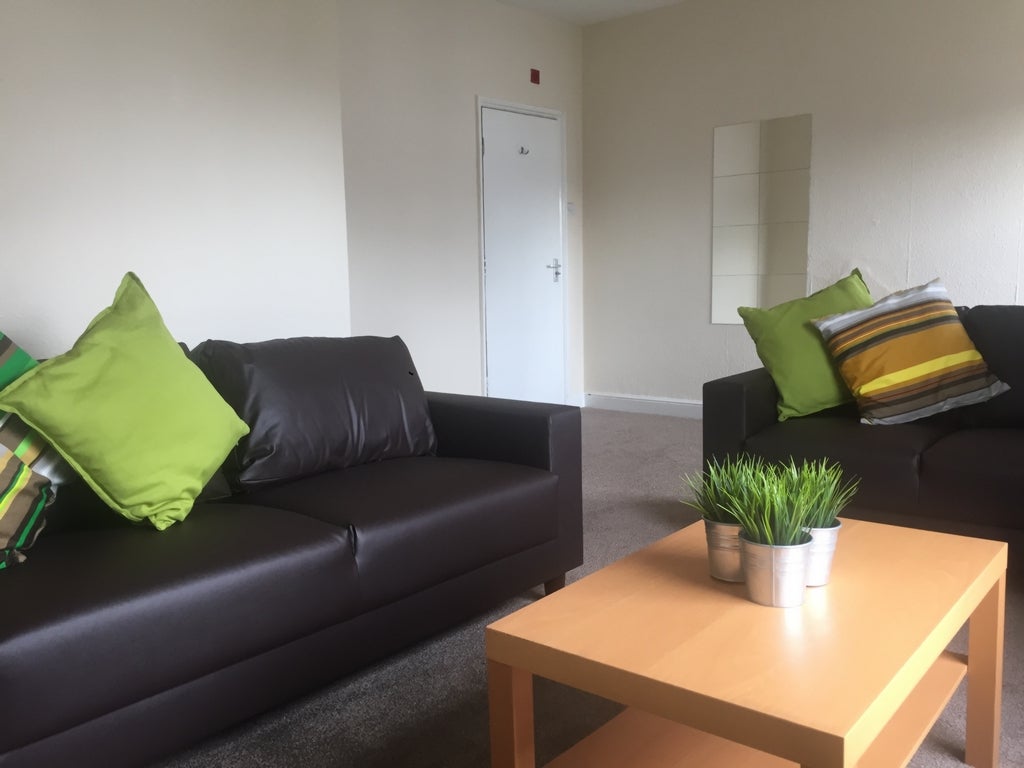 Room Wellington Villas in Nottingham
