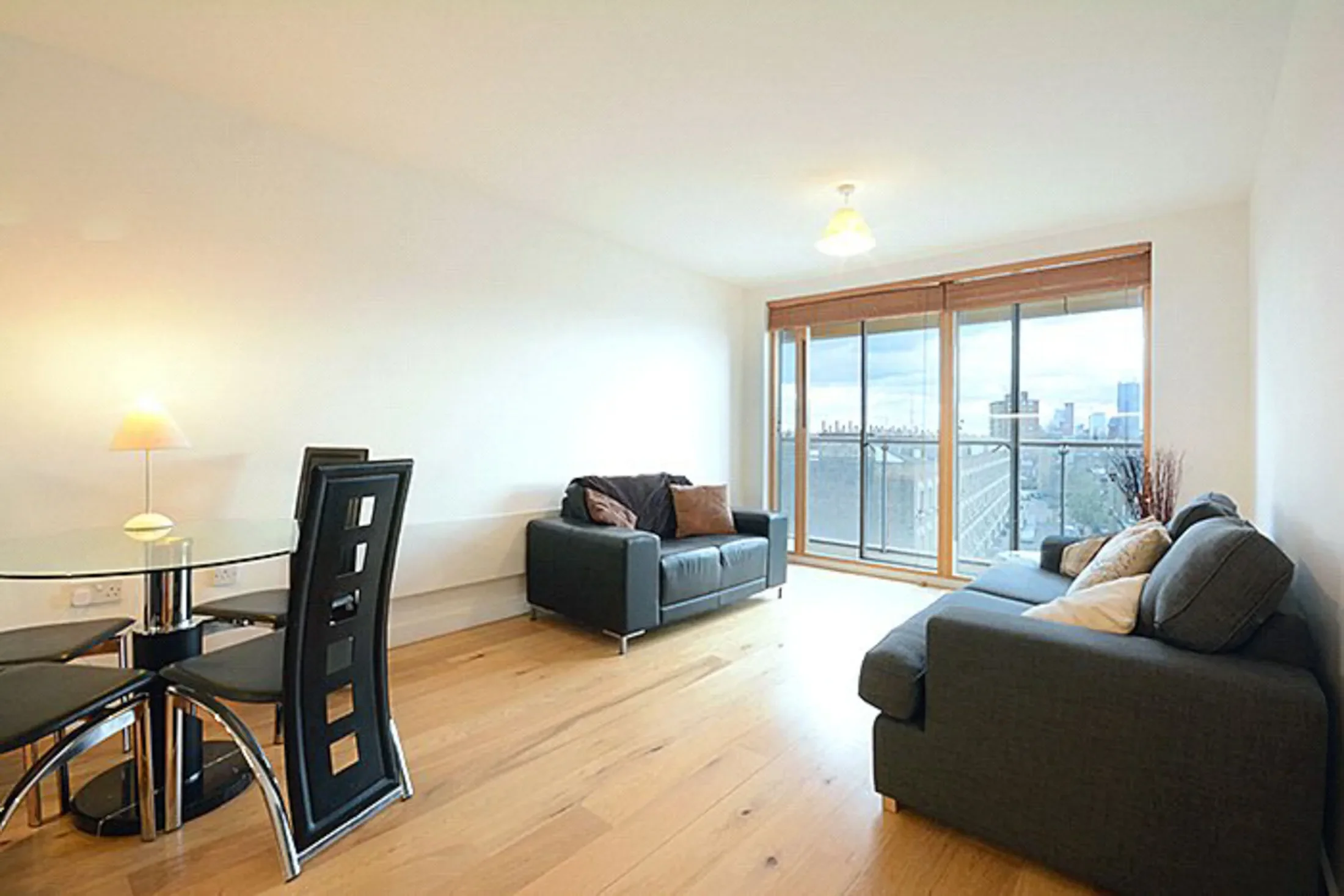 Flat Crampton Street in Greater London