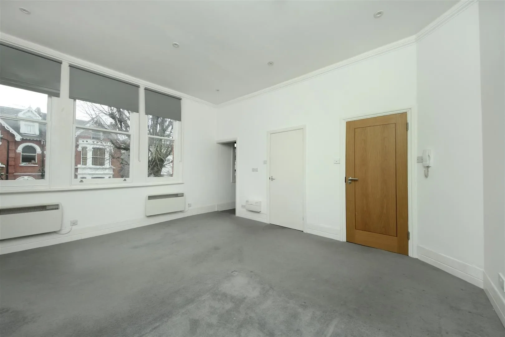 Flat Avenue Crescent in Greater London