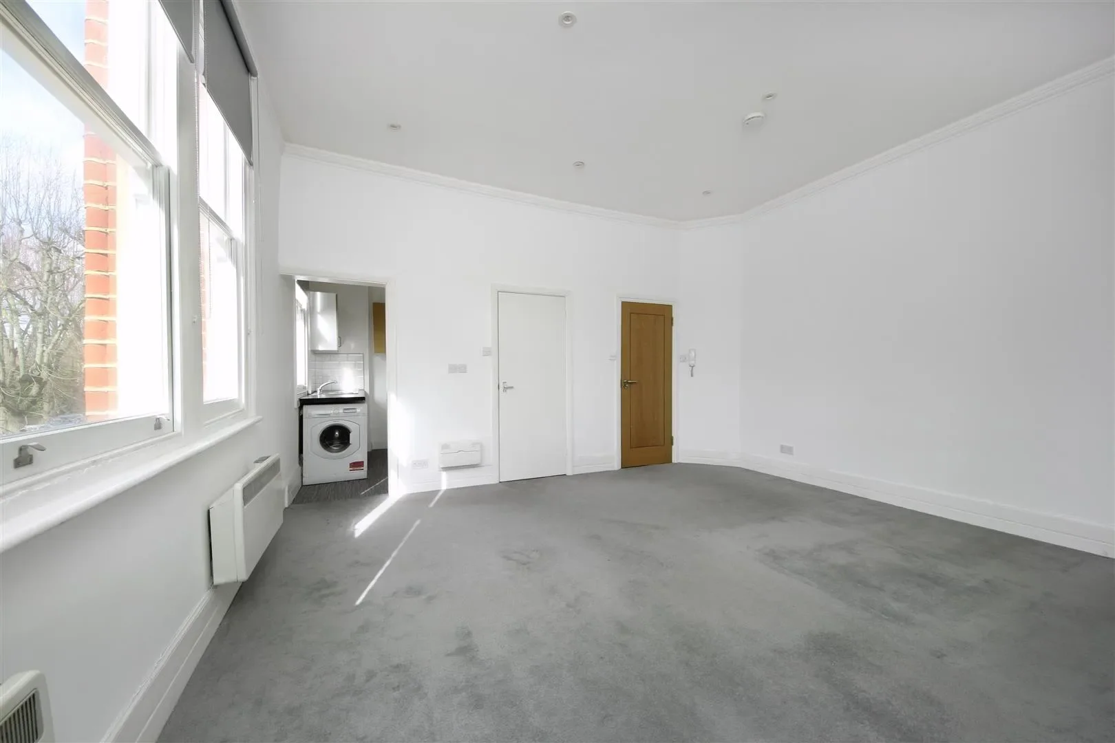 Flat Avenue Crescent in Greater London